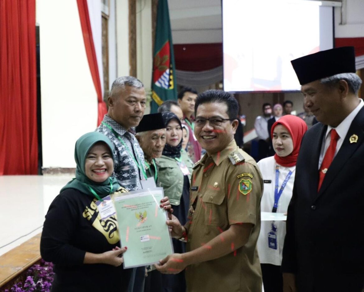 Bupati Bandung Menyerahkan Sertifikat Tanah Program PTSL, Warga Semringah